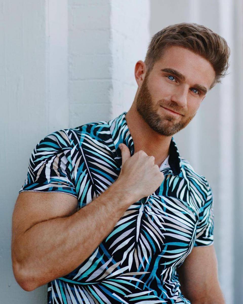 Dustin Davids (instagram.com/djnotdiscjockey)