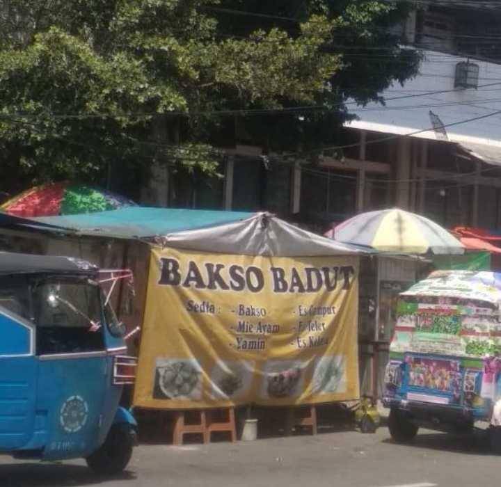 potret spanduk warung makan (instagram.com/wkwkland_real)