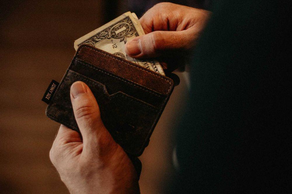 ilustrasi uang di dompet (unsplash.com/Allef Vinicius)