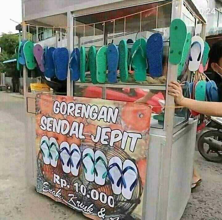 potret spanduk warung makan (twitter.com/outofcontext_id)