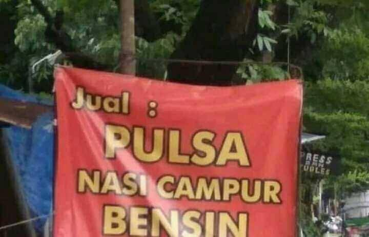potret spanduk warung makan (twitter.com/outofcontext_id)