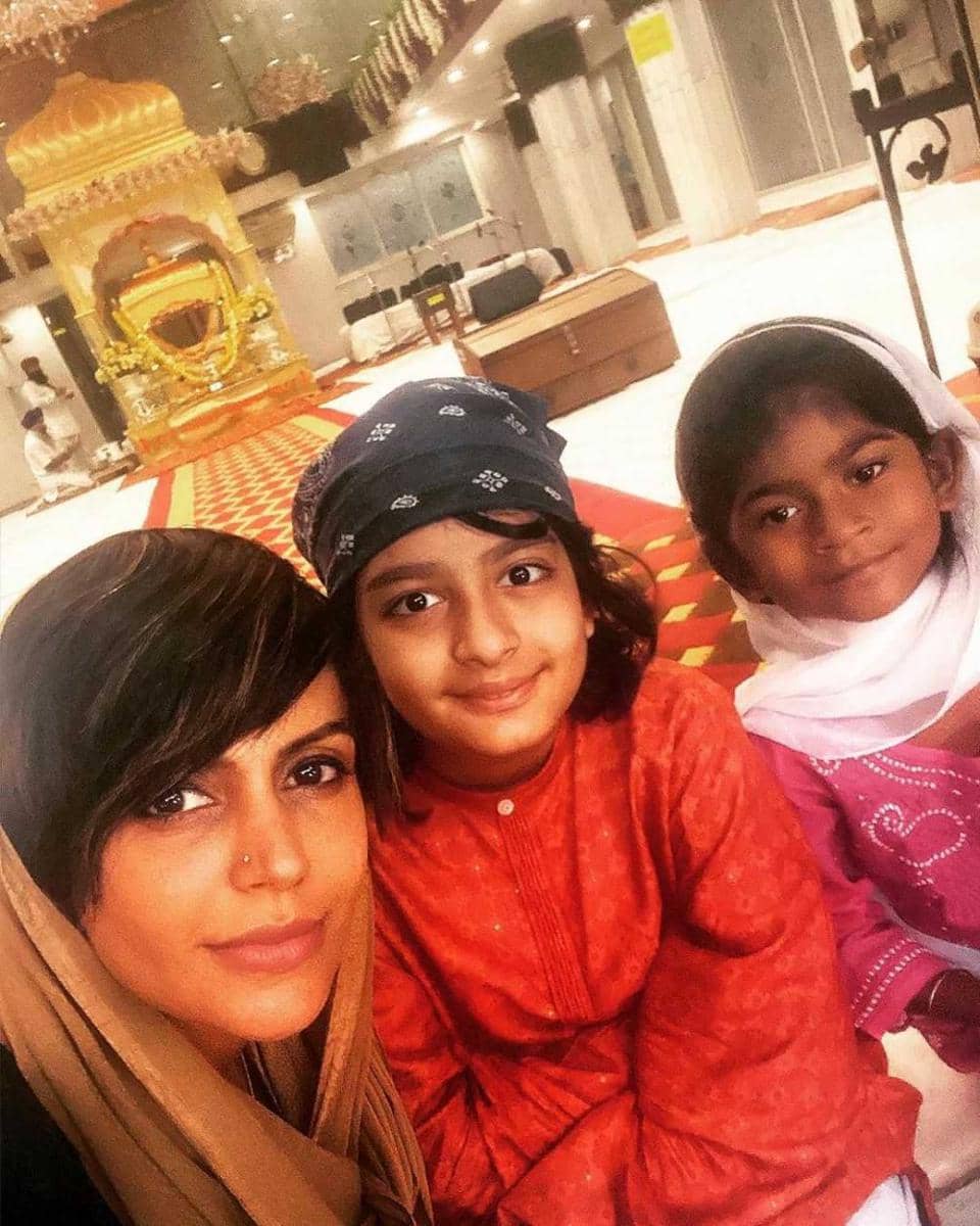 Mandira Bedi dan anaknya
