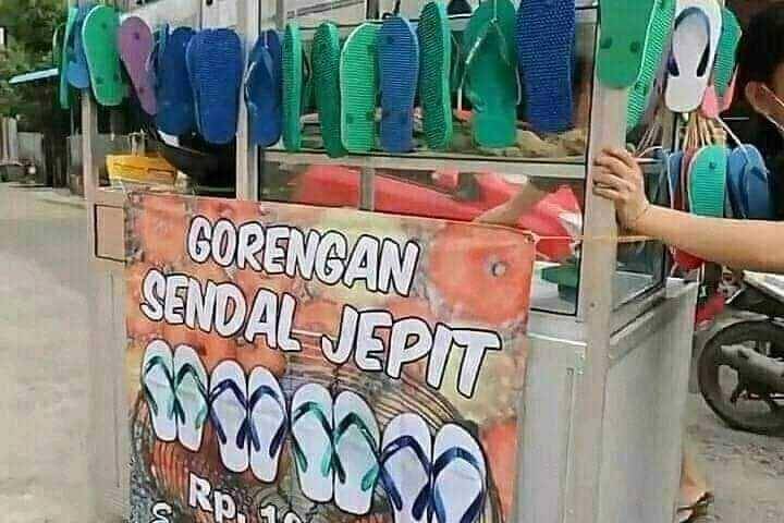 potret spanduk warung makan (twitter.com/outofcontext_id)