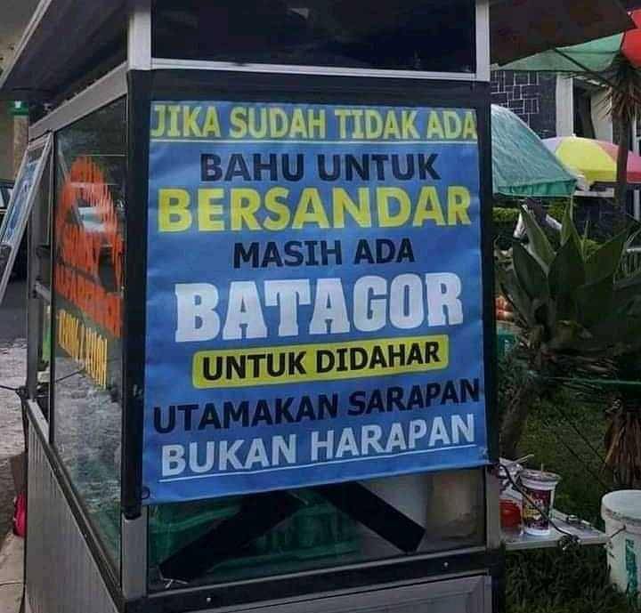potret spanduk warung makan (instagram.com/wkwkland_real)
