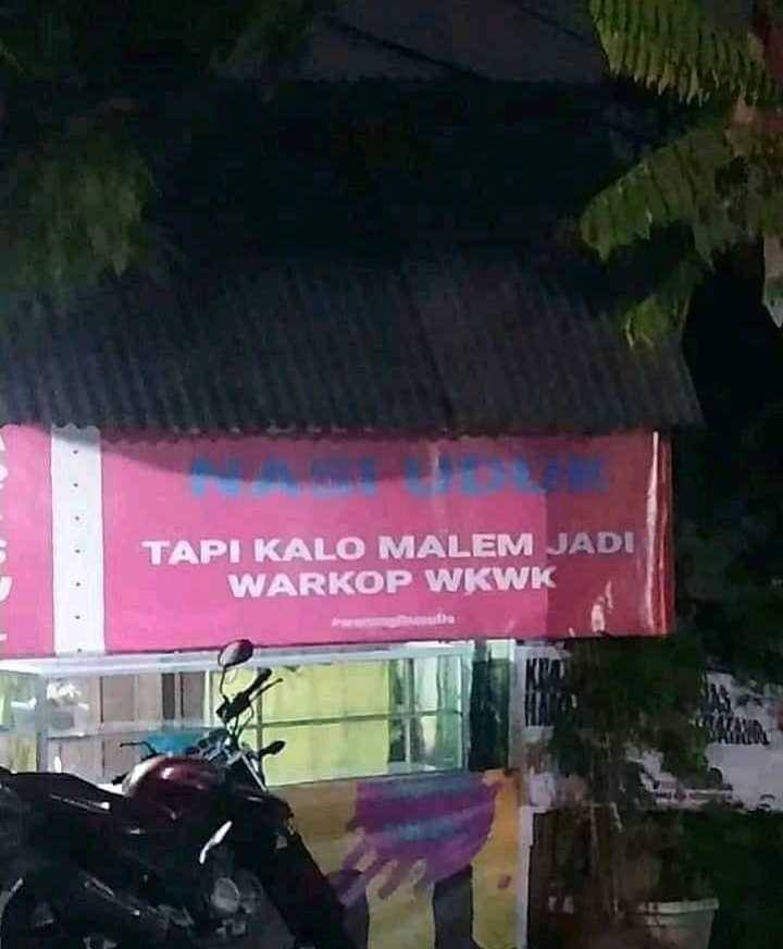 potret spanduk warung makan (instagram.com/wkwkland_real)