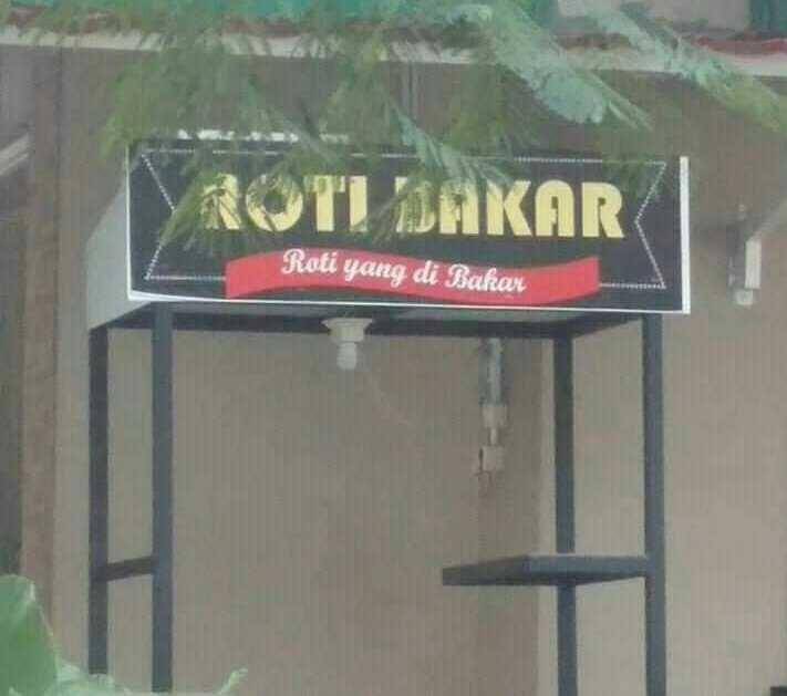 potret spanduk warung makan (twitter.com/outofcontext_id)