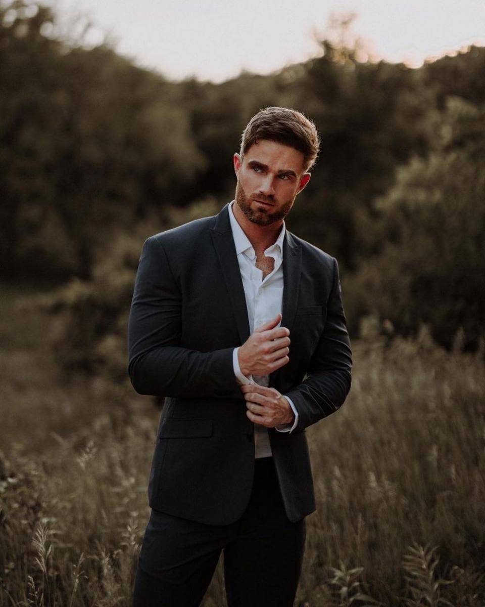 Dustin Davids (instagram.com/djnotdiscjockey)