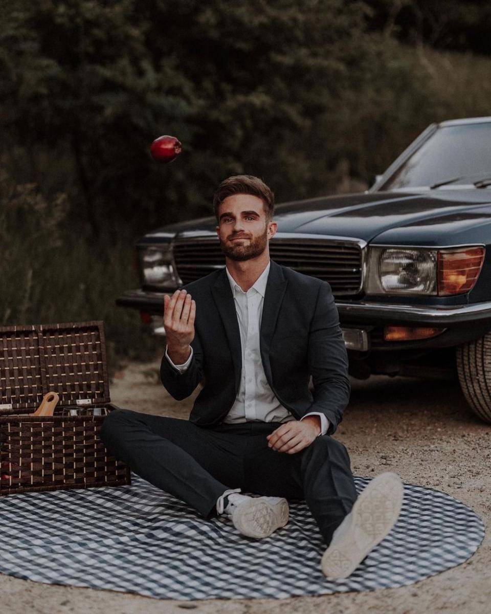 Dustin Davids (instagram.com/djnotdiscjockey)