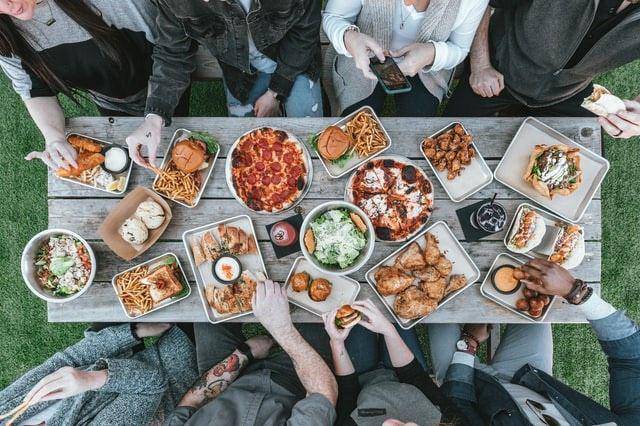 ilustrasi makan bersama (unplash.com/Spencer Davis)
