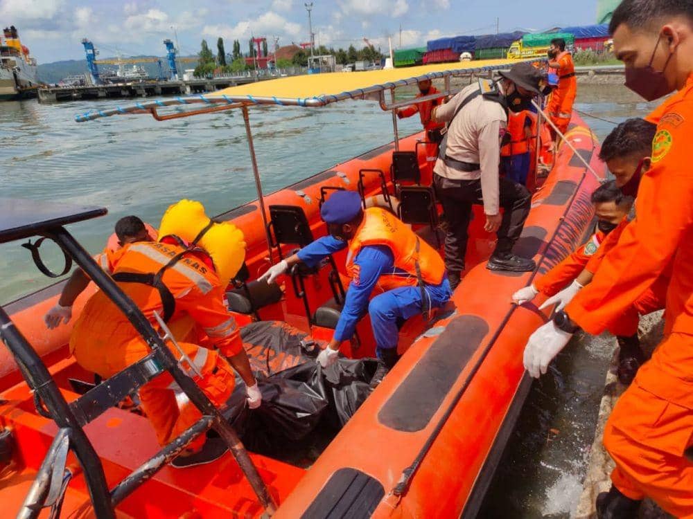 Dua Korban Hilang Terseret Air Bah Ditemukan di Pantai oleh Nelayan