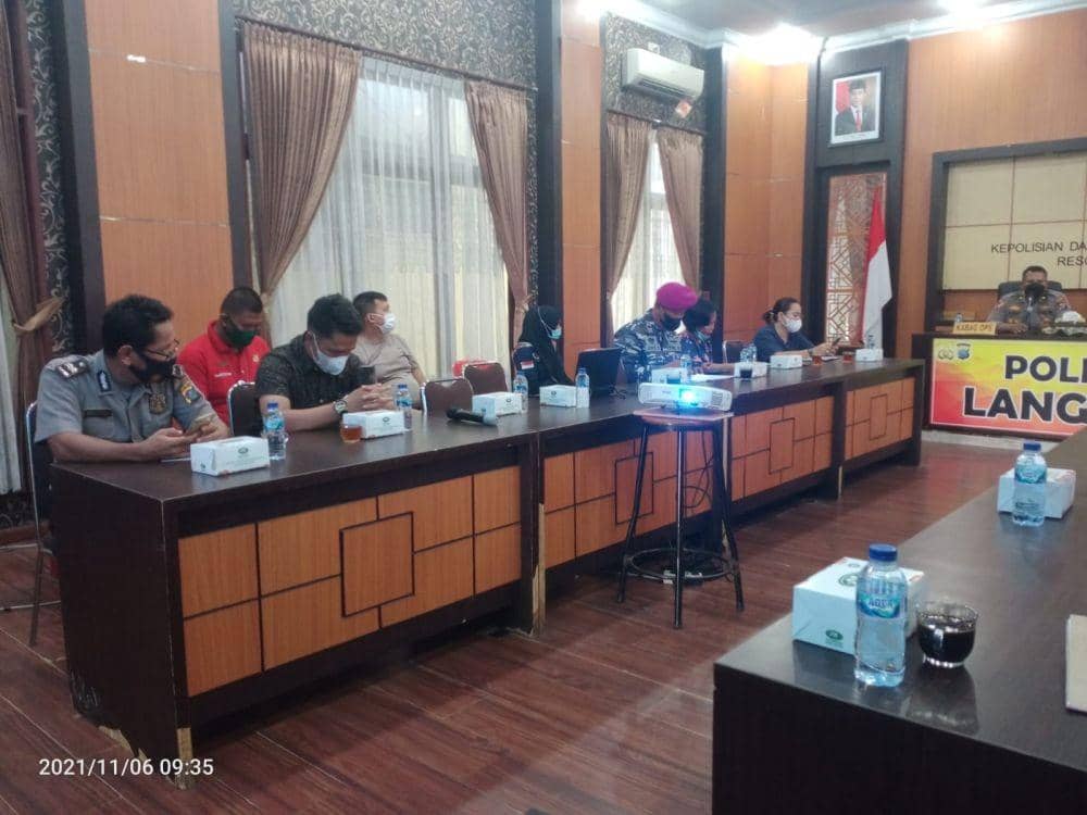 Rapat lintas sektor yang dipimpin Kapolres Langkat AKBP Danu Pamungkat Totok, mencari solusi rendahnya angka vaksinasi di Kabupaten Langkat. (IDN Times/ istimewa)
