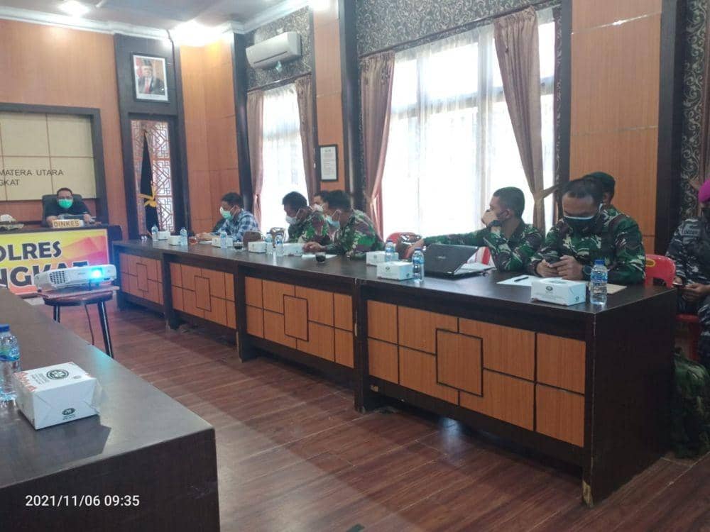Rapat lintas sektor yang dipimpin Kapolres Langkat AKBP Danu Pamungkat Totok, mencari solusi rendahnya angka vaksinasi di Kabupaten Langkat. (IDN Times/ istimewa)