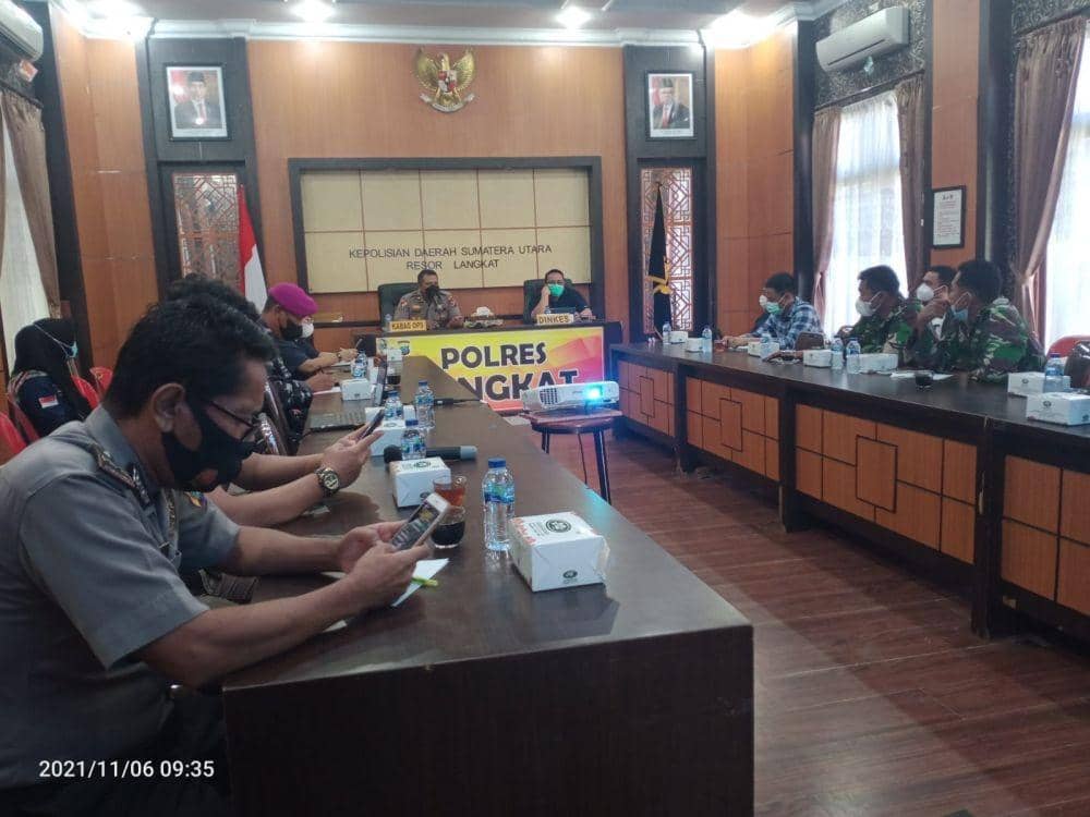 Rapat lintas sektor yang dipimpin Kapolres Langkat AKBP Danu Pamungkat Totok, mencari solusi rendahnya angka vaksinasi di Kabupaten Langkat. (IDN Times/ istimewa)