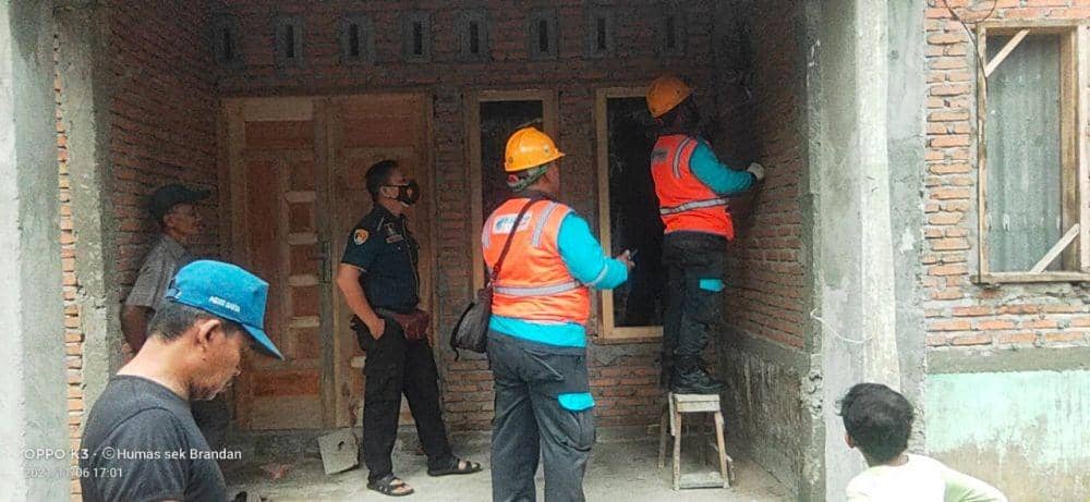 Petugas PLn yang melakukan pemeriksaan mendapati sambungan langsung ke tiang listrik tegangan tinggi (IDN Times/ istimewa)