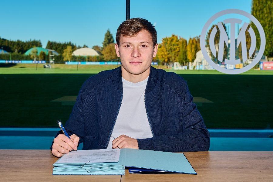 Nicolo Barella memperpanjang kontrak bersama Inter Milan selama lima musim. (inter.it).