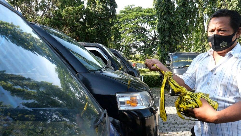 Polisi memperlihatkan barang bukti kasus penipuan dan penggelapan ratusan mobil oleh MAF (Dok Polres Lombok Tengah)