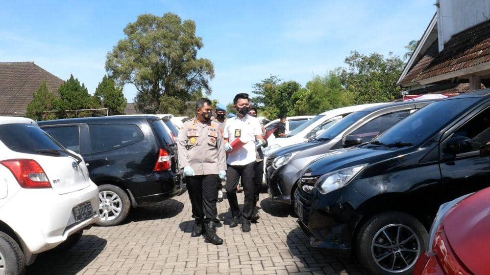 Polisi memperlihatkan barang bukti kasus penipuan dan penggelapan ratusan mobil oleh MAF (Dok Polres Lombok Tengah)