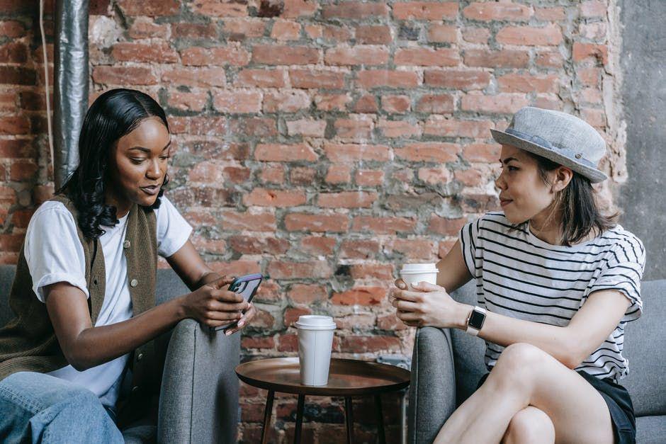 ilustrasi bersama teman (pexels.com/Mike Jones)