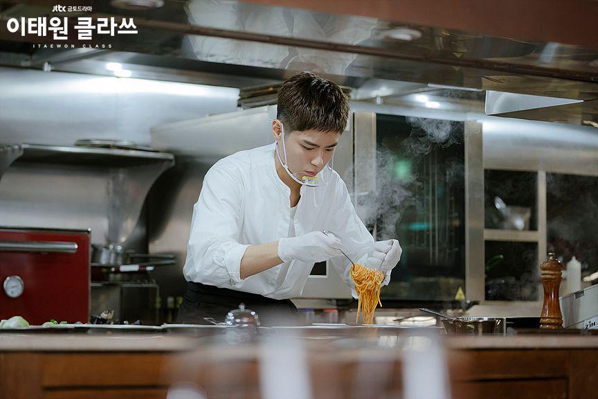 potret Park Bo Gum sebagai cameo di Queens Park dalam drama Itaewon Class (dok. JTBC/Itaewon Class)