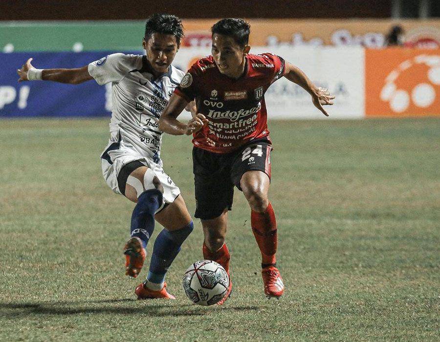 Ricky Fajrin menghalau serangan pemain PSIS Semarang. (instagram.com/rickyfajrin24)