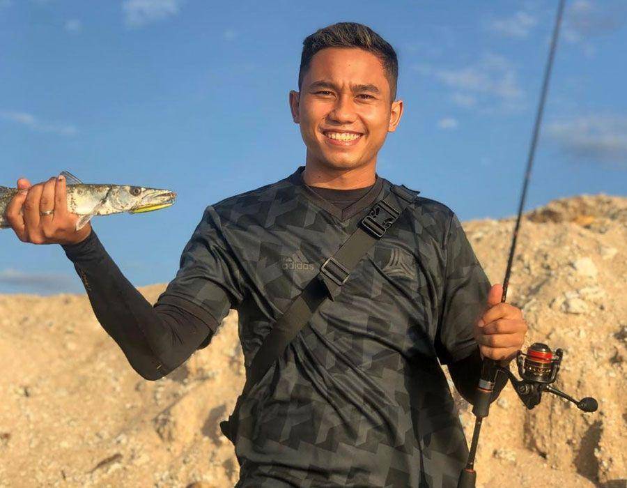Ricky Fajrin memperlihatkan ikan hasil tangkapannya.(instagram.com/rickyfajrin24)