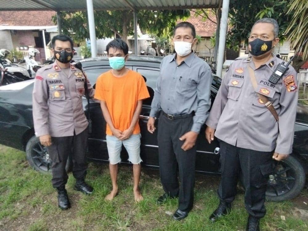 Tersangka pencurian yang berhasil diamanakan polisi (Dok Polsek Cakranegara)