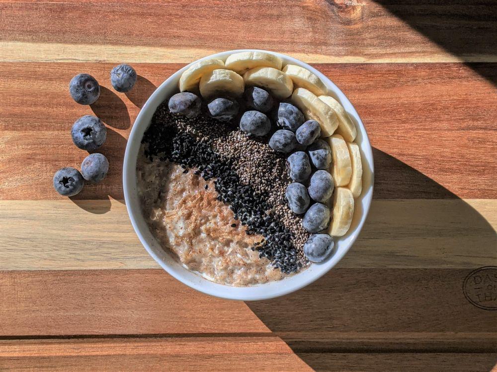 ilustrasi semangkuk oatmeal dengan berbagai topping (unsplash.com/Susan Wilkinson)