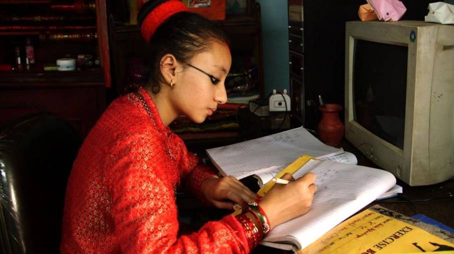 Kumari sedang mengerjakan tugas sekolah (theworld.org/Sonia Narang)