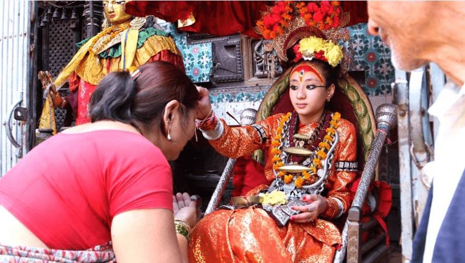 Seorang Kumari sedang memberkati pengunjung kuil (theworld.org/Sonia Narang)