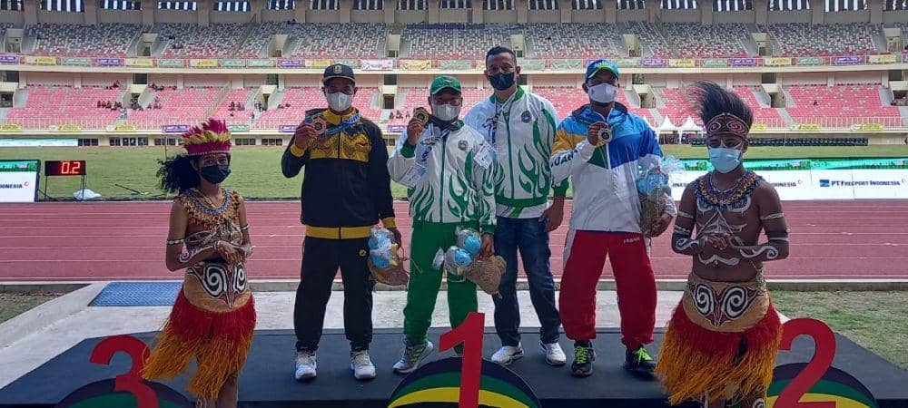 Ketua NPC Sumut Alan Sastra Ginting (kanan) dan Reza Permana yang sukses merebut emas tolak peluru di Peparnas Papua, Sabtu (6/11/2021). (Dok.IDN Times/istimewa)