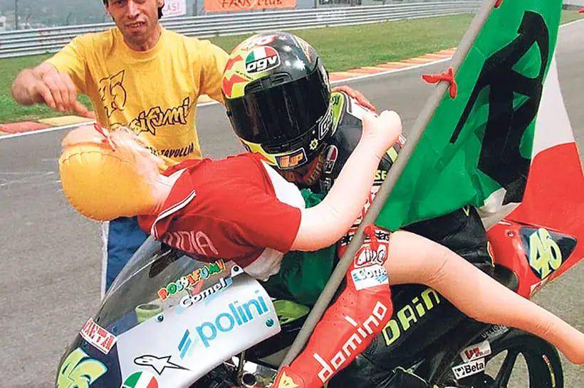 Selebrasi Valentino Rossi (motorcyclenews.com)