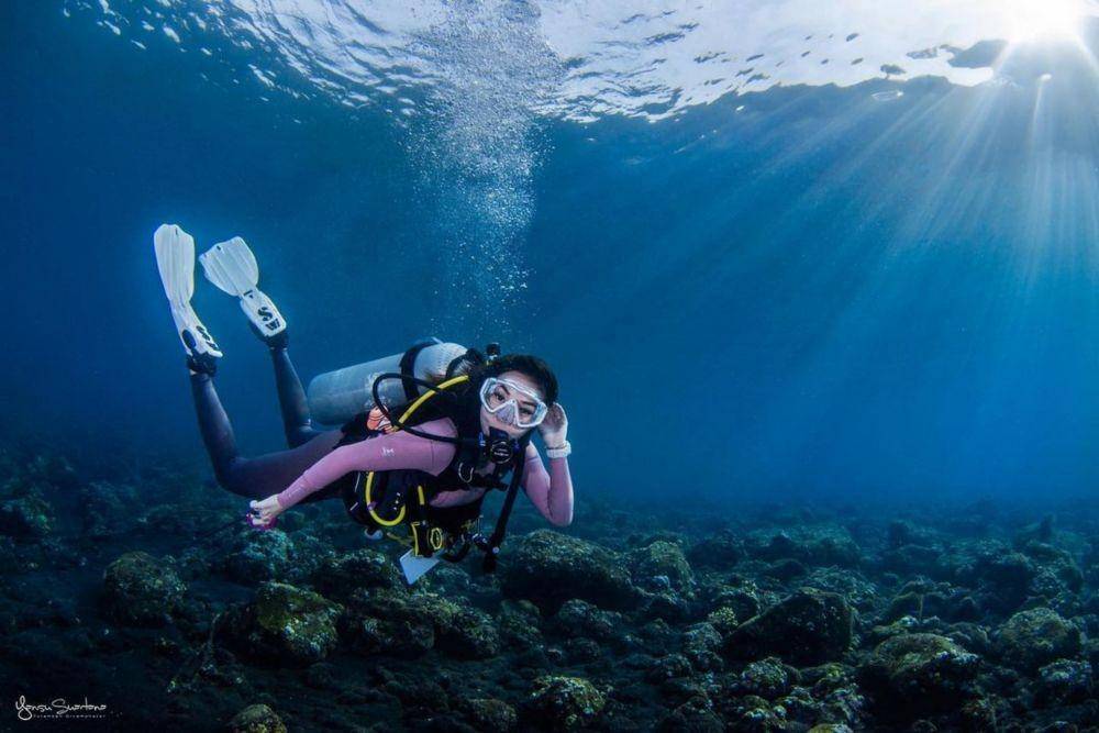 Gisella Anastasia scuba diving (Yansu_diving via Instagram.com/gisel_la/)