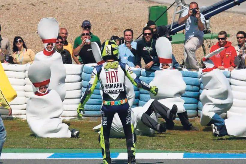 selebrasi Valentino Rossi (motorcyclenews.com)