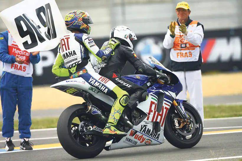 selebrasi Valentino Rossi (motorcyclenews.com)