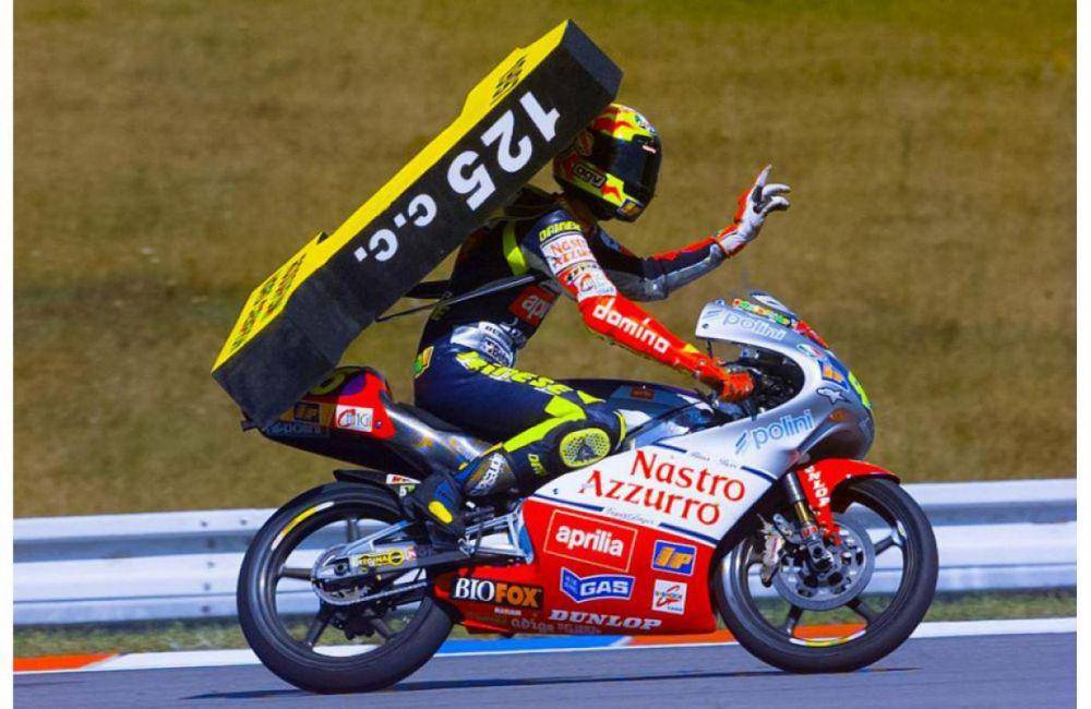 Valentino Rossi saat membelap di kelas 125cc. (motogp.com)