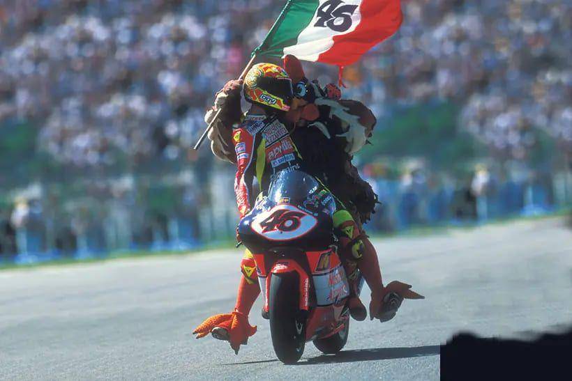 Selebrasi Valentino Rossi (motorcyclenews.com)