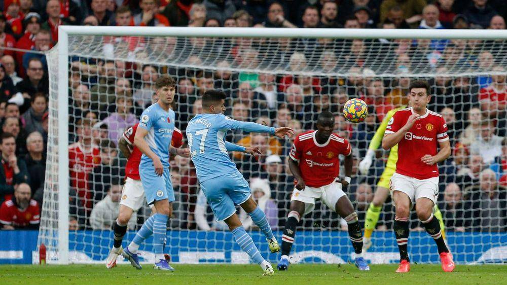 Joao Cancelo melakukan tendangan (premierleague.com)