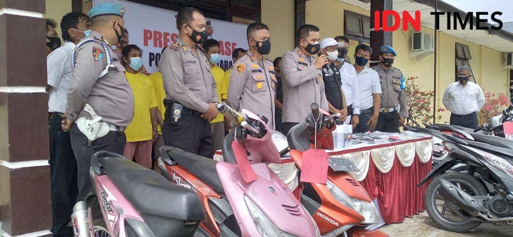 Pihak kepolisian Polsek Binjai Utara Polres Binjai, saat menggelar Konprensi pers tangkapan pelaku curanmor (IDN Times/ Bambang Suhandoko)