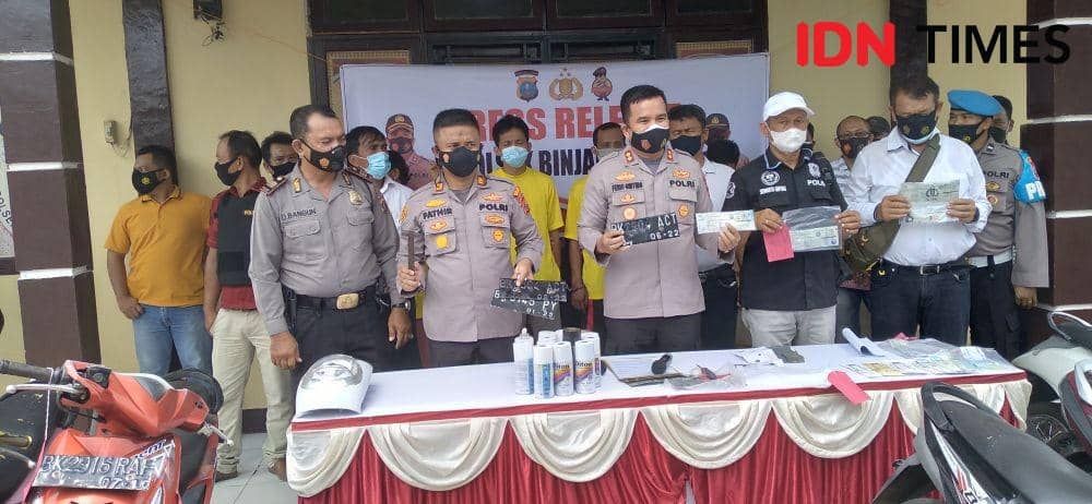 Tersangka dan barang bukti yang diperlihatkan saat konprensi pers di Polsek Binjai Utara (IDN Times/ Bambang Suhandoko)