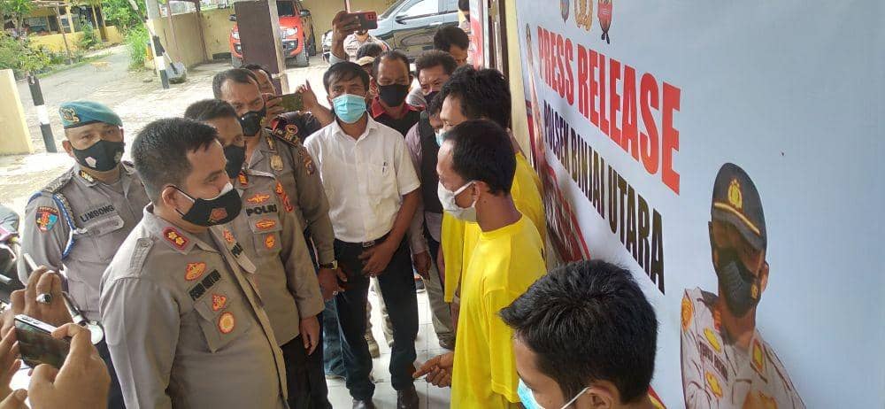Para tersangka saat dimintai keteranganya oleh pihak kepolisian (IDN Times/ Bambang Suhandoko)