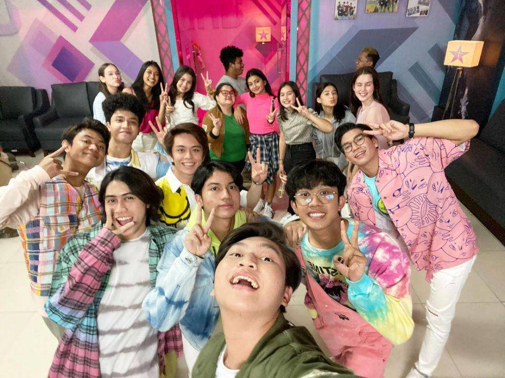 UN1TY bersama para pemeran sinetron Dari Jendela SMP (instagram.com/un1ty_official)