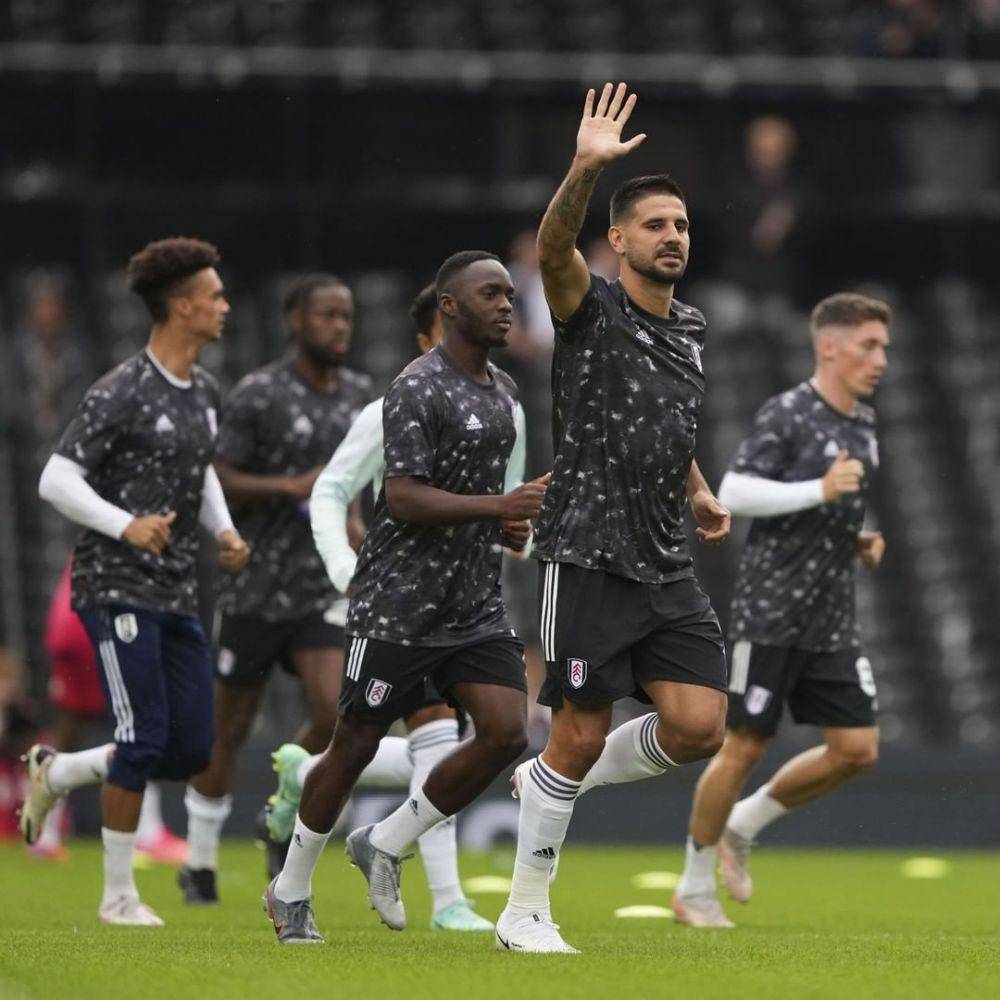 Aleksandar Mitrovic melakukan pemanasan bersama rekannya sebelum pertandingan. (instagram.com/fulhamfc)