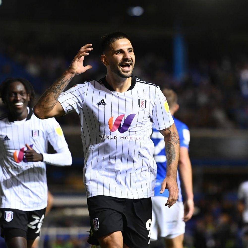 Aleksandar Mitrovic melakukan selebrasi usai mencetak gol. (instagram.com/fulhamfc)