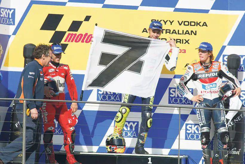 Selebrasi Valentino Rossi (motorcyclenews.com)