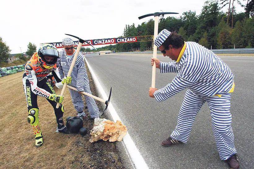 selebrasi Valentino Rossi (motorcyclenews.com)