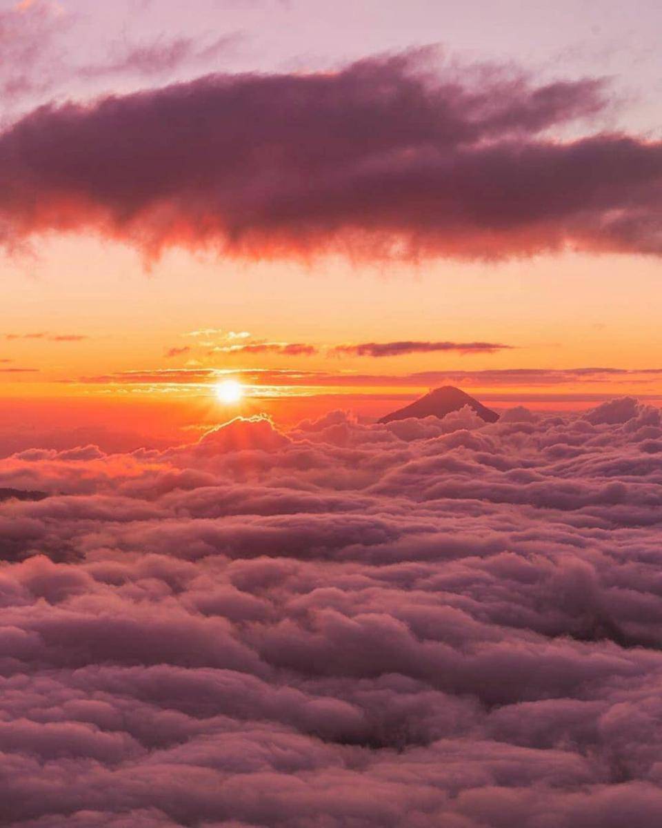 Gunung Inerie (instagram.com/ayodolan)