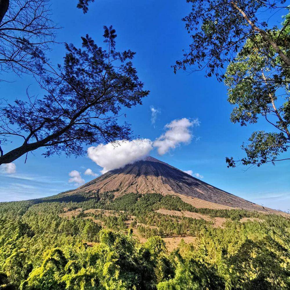 Gunung Inerie (instagram.com/yury.okh)