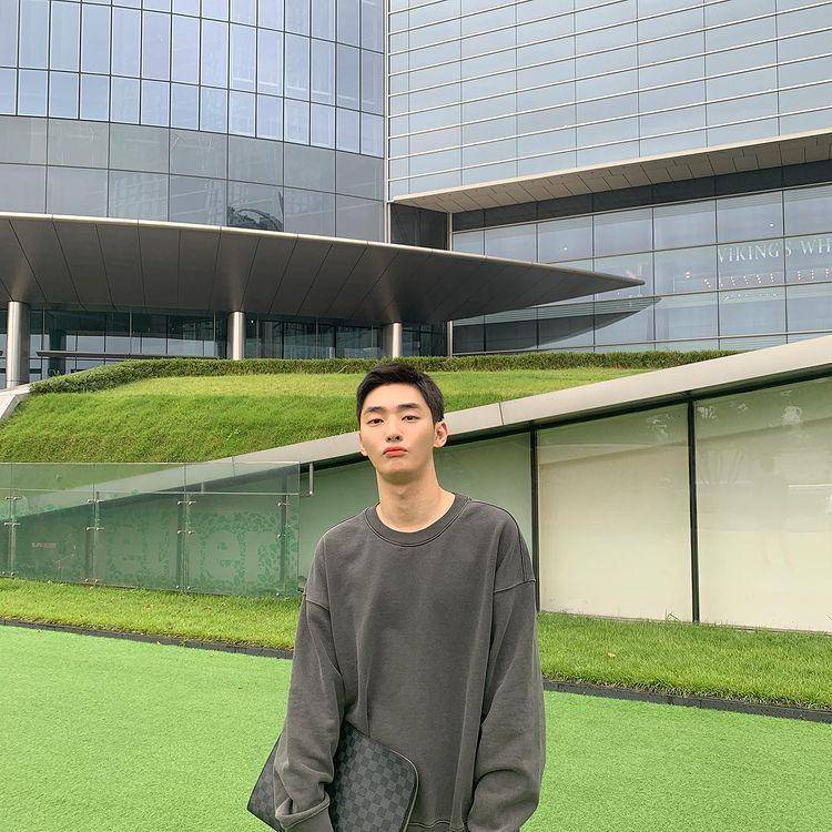 Yoon Ji Sung (instagram.com/_yoonj1isung_)