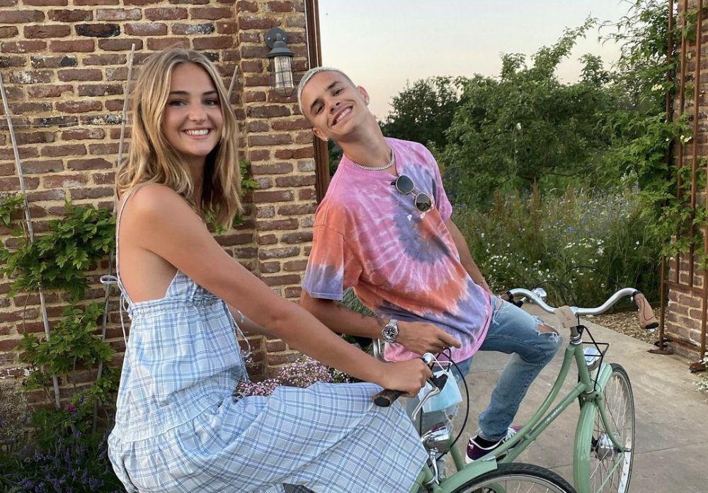 Bikin Baper, Ini 9 Potret Gaya Pacaran Romeo Beckham dan Mia Regan