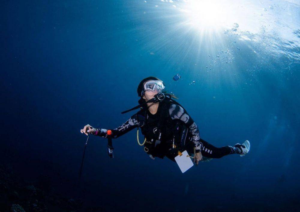 Gisella Anastasia scuba diving (Yansu_diving via Instagram.com/gisel_la/)